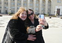 First VP Mehriban Aliyeva pays tribute to National Leader Heydar Aliyev's monument in Ganja (PHOTO)