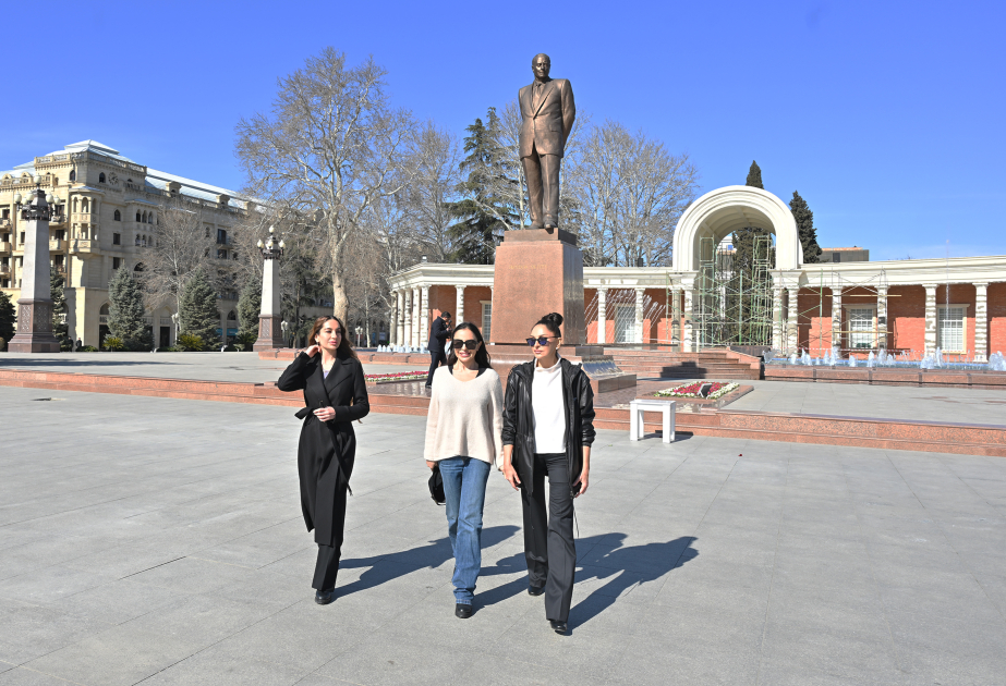 First VP Mehriban Aliyeva pays tribute to National Leader Heydar Aliyev's monument in Ganja (PHOTO)