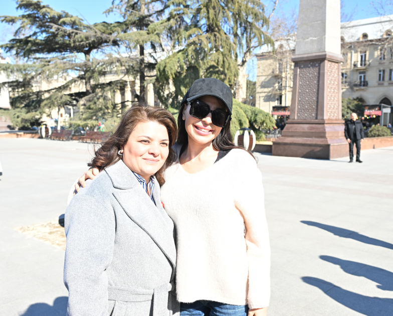 First VP Mehriban Aliyeva pays tribute to National Leader Heydar Aliyev's monument in Ganja (PHOTO)