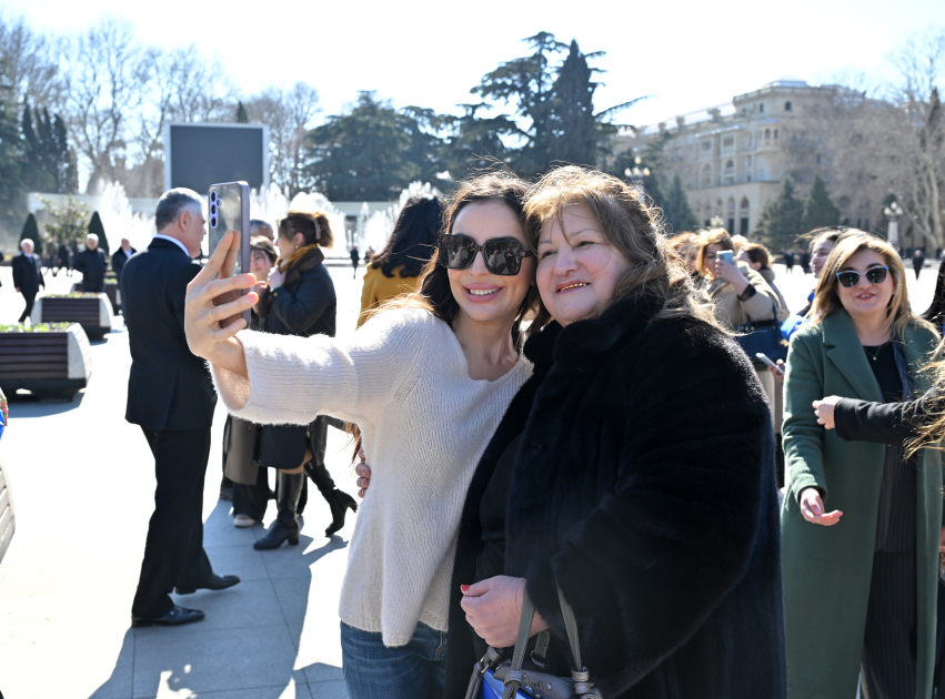 First VP Mehriban Aliyeva pays tribute to National Leader Heydar Aliyev's monument in Ganja (PHOTO)