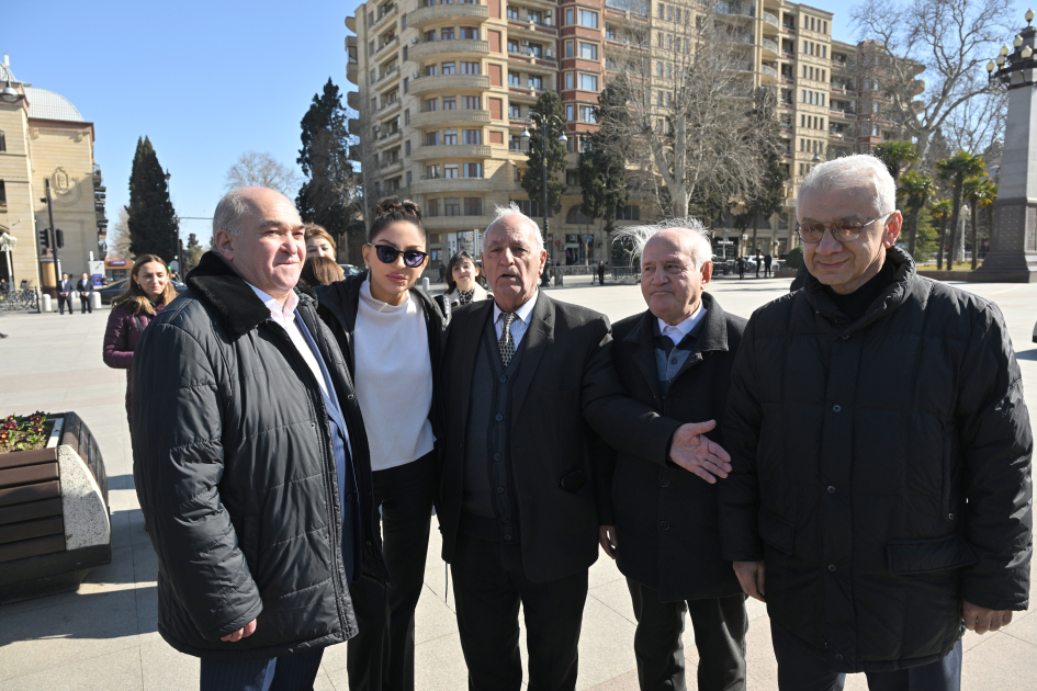 First VP Mehriban Aliyeva pays tribute to National Leader Heydar Aliyev's monument in Ganja (PHOTO)