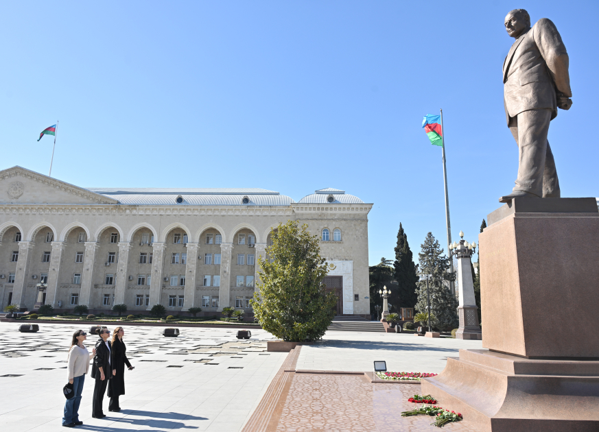 First VP Mehriban Aliyeva pays tribute to National Leader Heydar Aliyev's monument in Ganja (PHOTO)