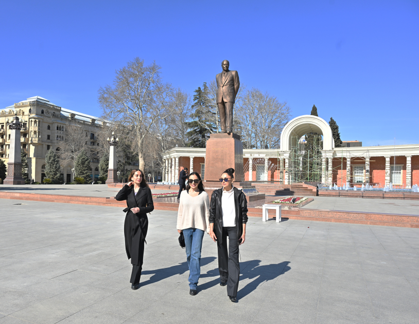 First VP Mehriban Aliyeva pays tribute to National Leader Heydar Aliyev's monument in Ganja (PHOTO)