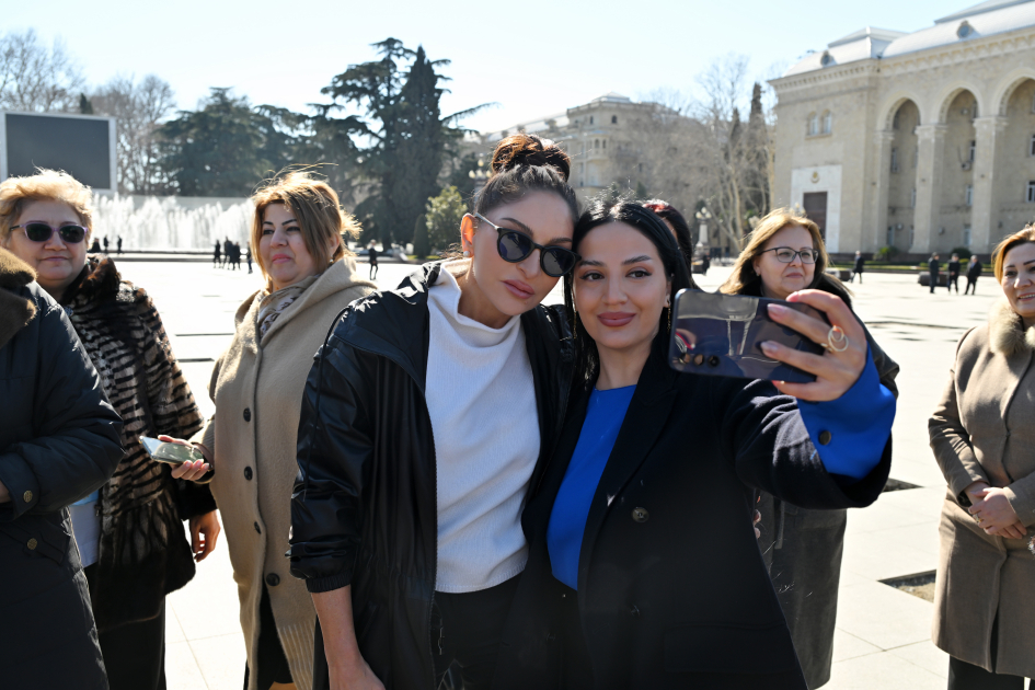 First VP Mehriban Aliyeva pays tribute to National Leader Heydar Aliyev's monument in Ganja (PHOTO)