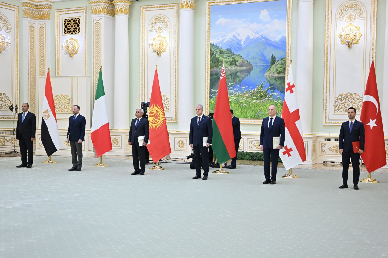 President of Uzbekistan receives credentials from newly appointed ambassadors