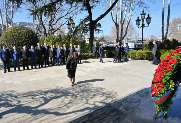 Azerbaijani parliament speaker visits Great Leader Heydar Aliyev monument in Georgia's Tbilisi (PHOTO)