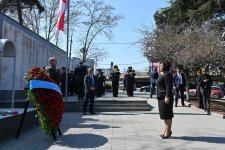 Azerbaijani parliament speaker visits Great Leader Heydar Aliyev monument in Georgia's Tbilisi (PHOTO)