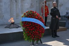 Azerbaijani parliament speaker visits Great Leader Heydar Aliyev monument in Georgia's Tbilisi (PHOTO)