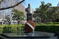 Azerbaijani parliament speaker visits Great Leader Heydar Aliyev monument in Georgia's Tbilisi (PHOTO)