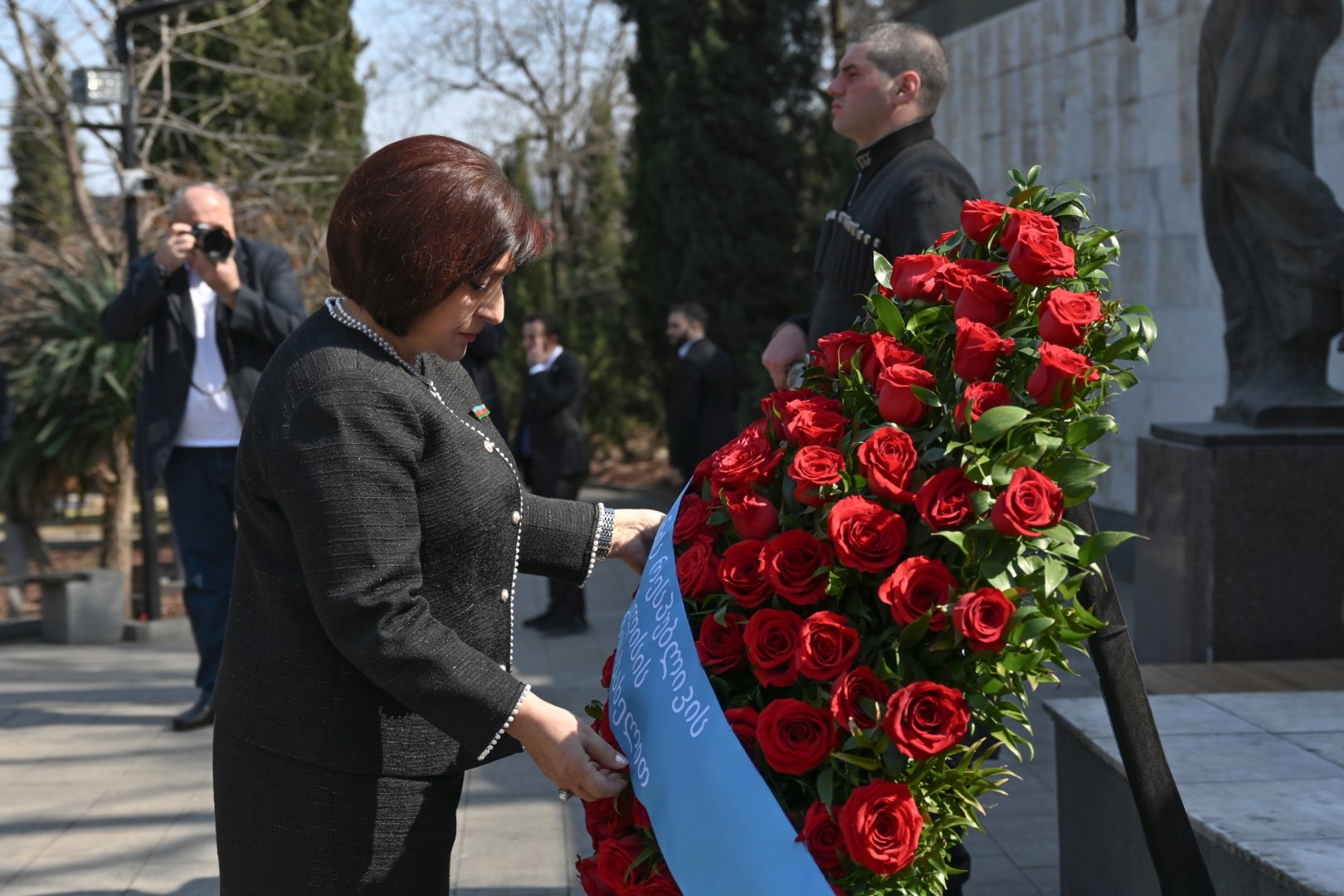 Azerbaijani parliament speaker visits Great Leader Heydar Aliyev monument in Georgia's Tbilisi (PHOTO)