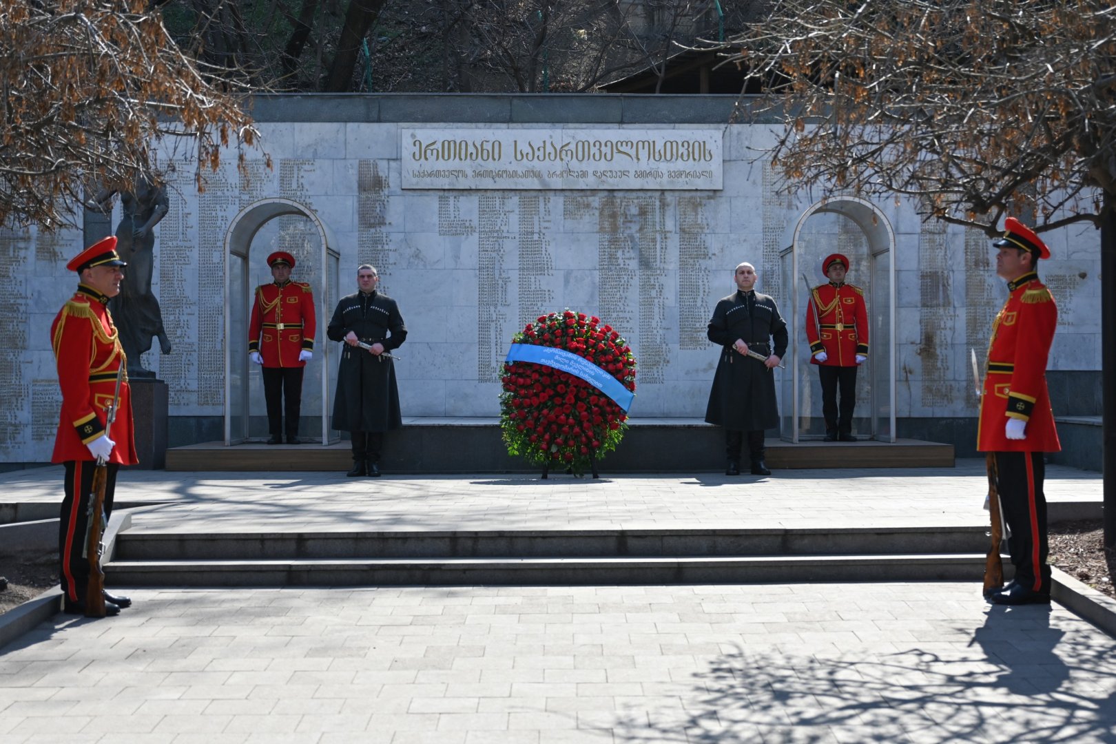 Azerbaijani parliament speaker visits Great Leader Heydar Aliyev monument in Georgia's Tbilisi (PHOTO)