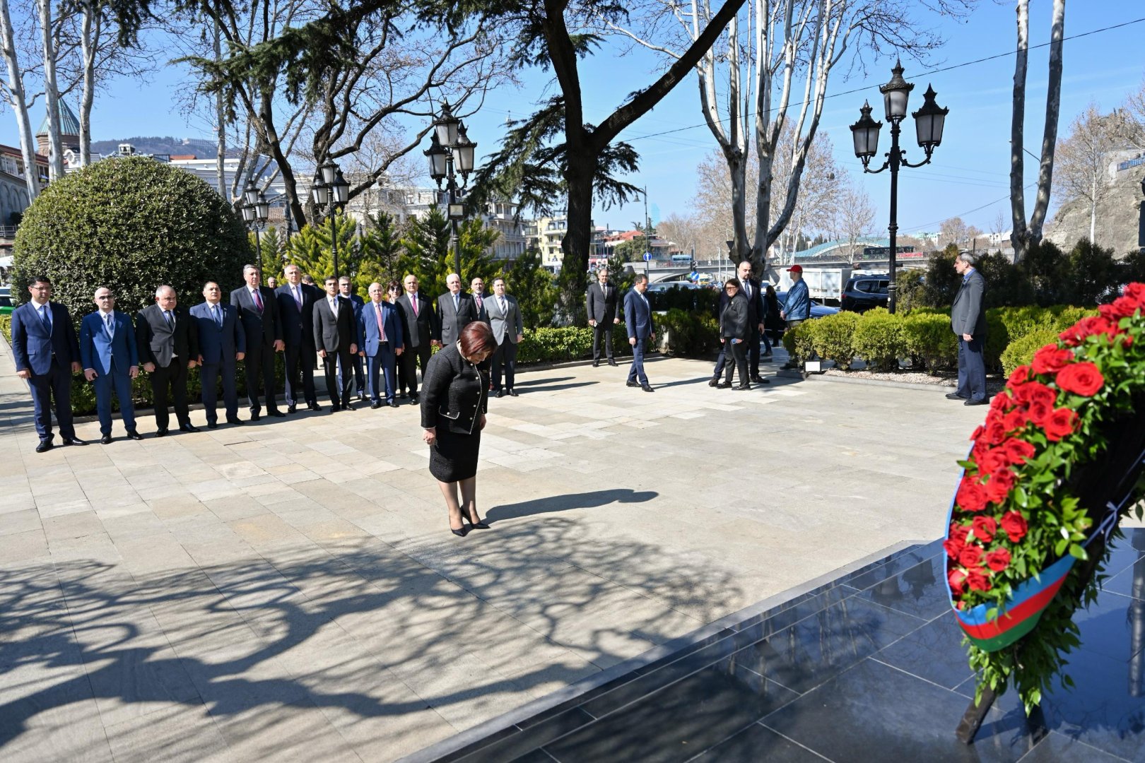 Azerbaijani parliament speaker visits Great Leader Heydar Aliyev monument in Georgia's Tbilisi (PHOTO)