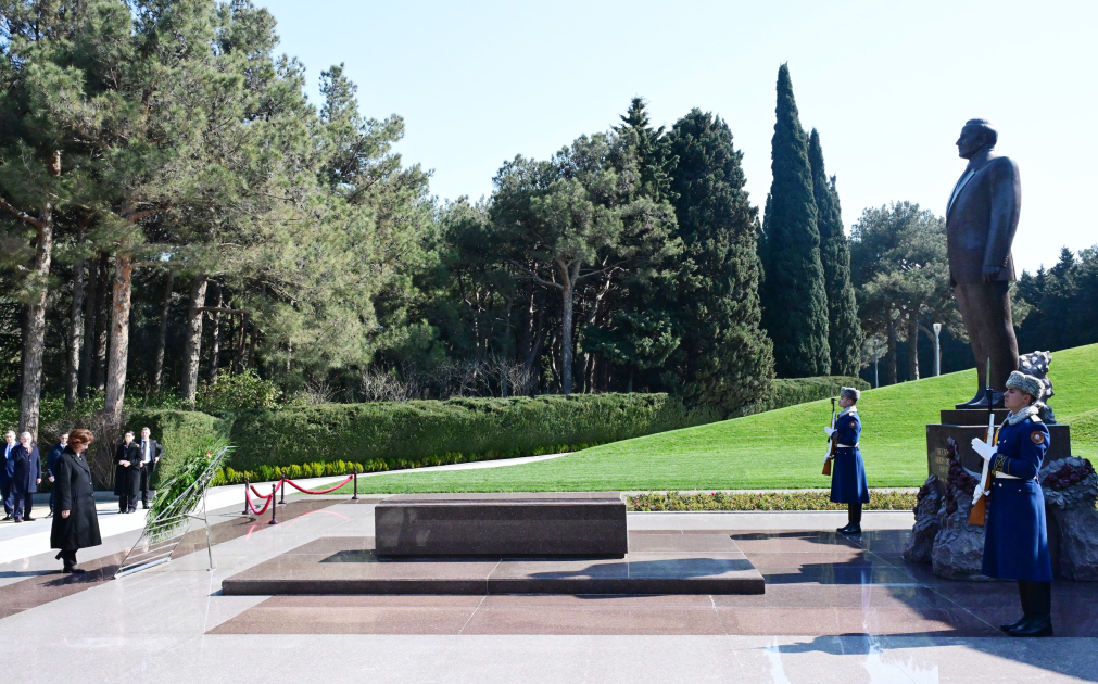 President of North Macedonia honors Great Leader Heydar Aliyev in Alley of Honor (PHOTO)