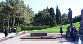 President of North Macedonia honors Great Leader Heydar Aliyev in Alley of Honor (PHOTO)