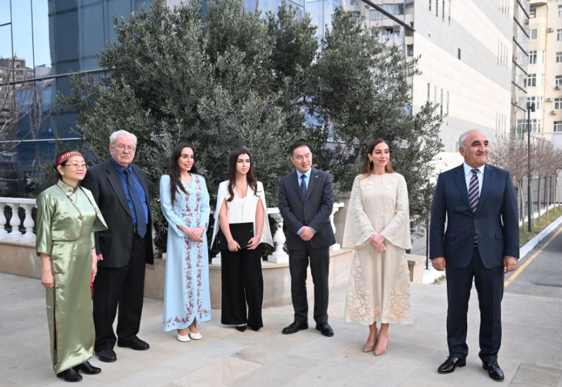 Leyla Aliyeva and Arzu Aliyeva meet with students receiving distance Chinese language education at UNEC (PHOTO)