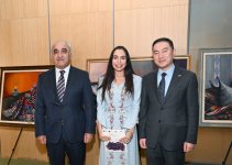 Leyla Aliyeva and Arzu Aliyeva meet with students receiving distance Chinese language education at UNEC (PHOTO)