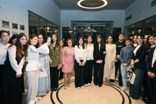 Leyla Aliyeva and Arzu Aliyeva meet with students receiving distance Chinese language education at UNEC (PHOTO)