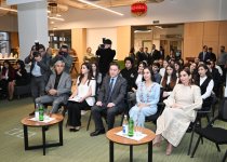 Leyla Aliyeva and Arzu Aliyeva meet with students receiving distance Chinese language education at UNEC (PHOTO)