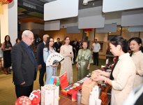 Leyla Aliyeva and Arzu Aliyeva meet with students receiving distance Chinese language education at UNEC (PHOTO)