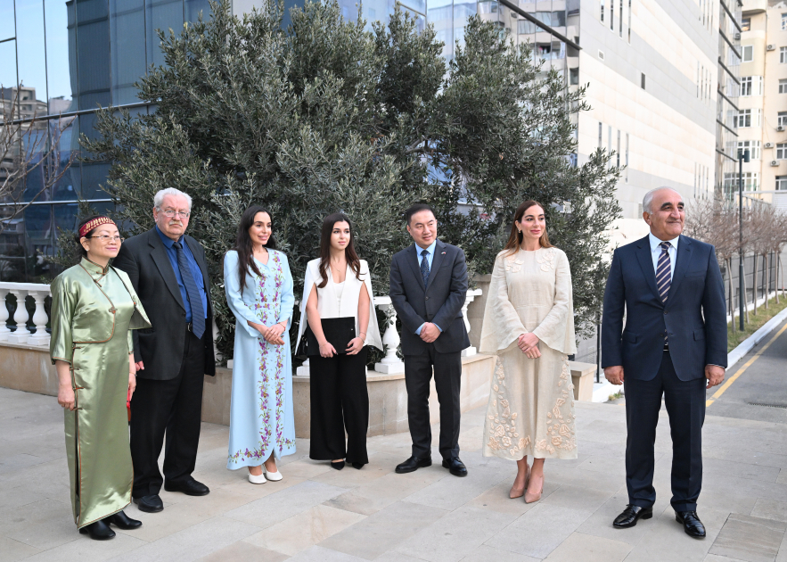 Leyla Aliyeva and Arzu Aliyeva meet with students receiving distance Chinese language education at UNEC (PHOTO)