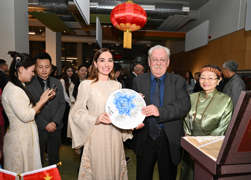 Leyla Aliyeva and Arzu Aliyeva meet with students receiving distance Chinese language education at UNEC (PHOTO)