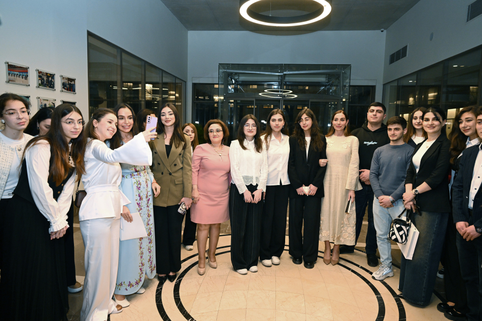 Leyla Aliyeva and Arzu Aliyeva meet with students receiving distance Chinese language education at UNEC (PHOTO)