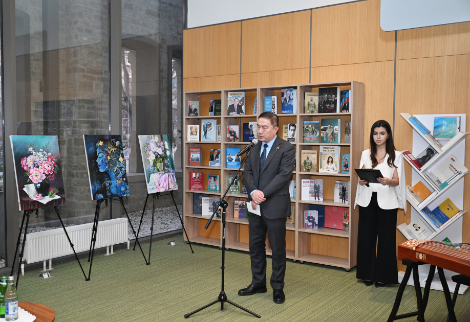 Leyla Aliyeva and Arzu Aliyeva meet with students receiving distance Chinese language education at UNEC (PHOTO)