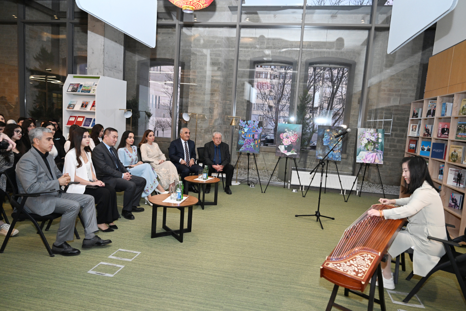 Leyla Aliyeva and Arzu Aliyeva meet with students receiving distance Chinese language education at UNEC (PHOTO)