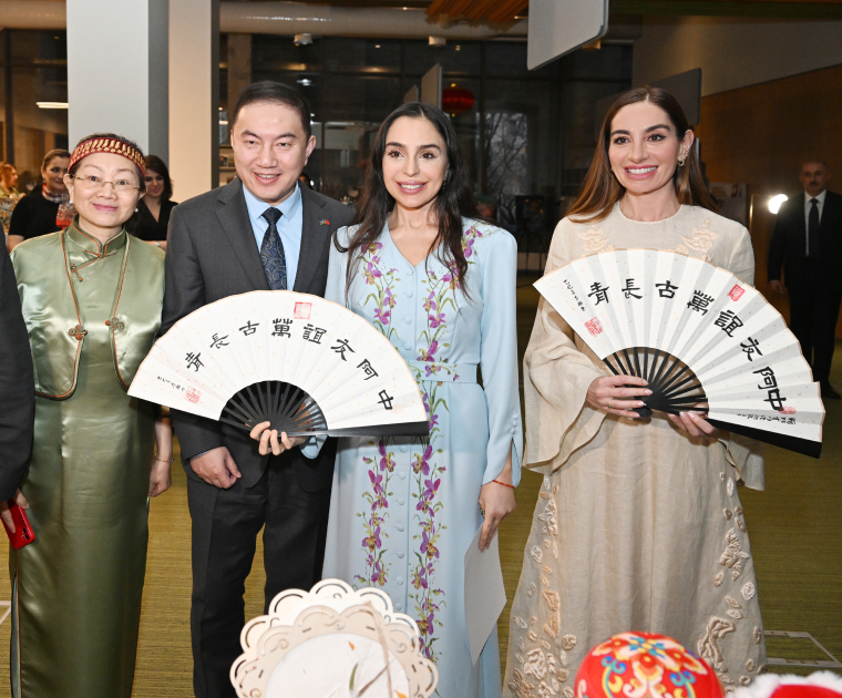 Leyla Aliyeva and Arzu Aliyeva meet with students receiving distance Chinese language education at UNEC (PHOTO)