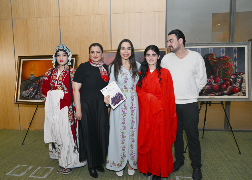 Leyla Aliyeva and Arzu Aliyeva meet with students receiving distance Chinese language education at UNEC (PHOTO)