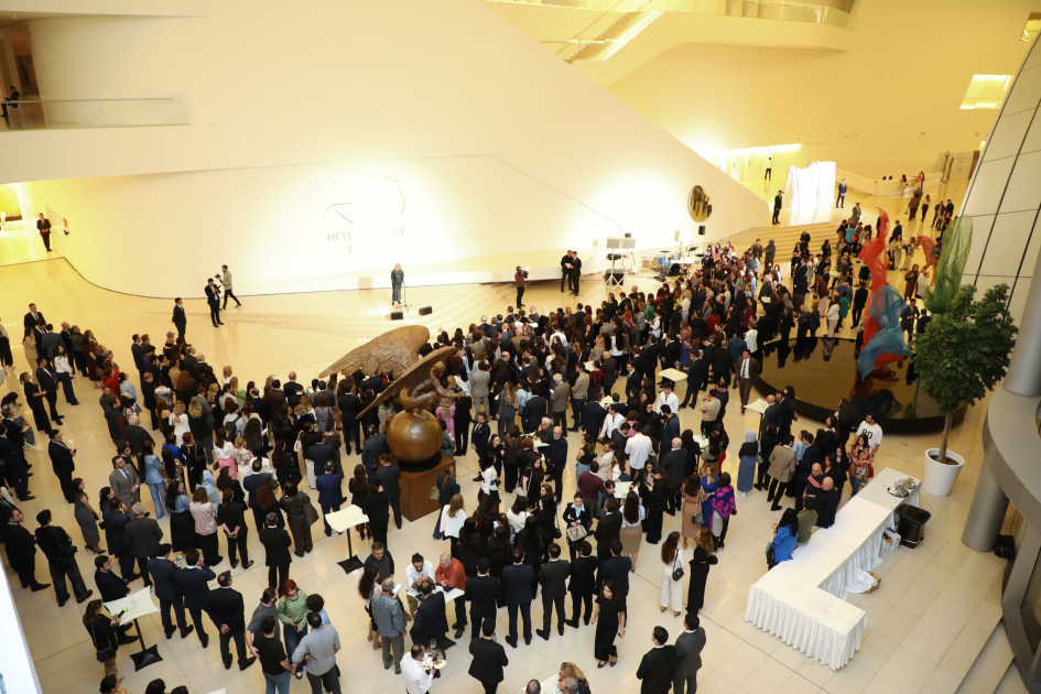 "The Mystery of the Rose" exhibition by sculptor Andrey Ostashov opens at Heydar Aliyev Center (PHOTO)