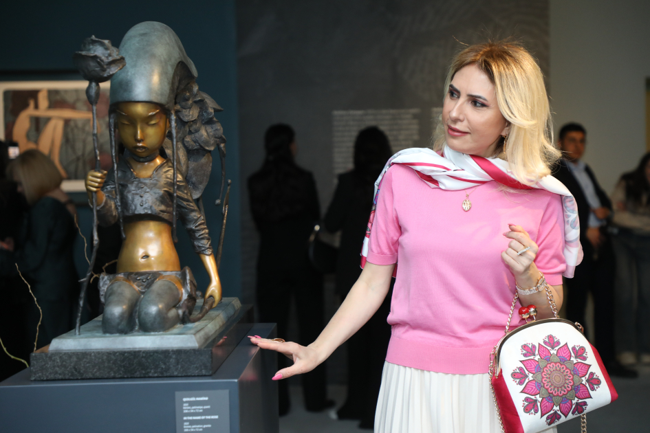 "The Mystery of the Rose" exhibition by sculptor Andrey Ostashov opens at Heydar Aliyev Center (PHOTO)