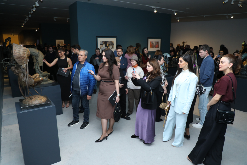 "The Mystery of the Rose" exhibition by sculptor Andrey Ostashov opens at Heydar Aliyev Center (PHOTO)