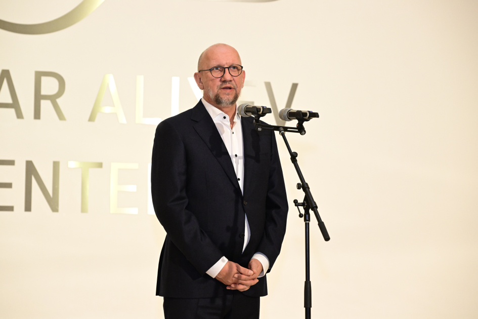 "The Mystery of the Rose" exhibition by sculptor Andrey Ostashov opens at Heydar Aliyev Center (PHOTO)