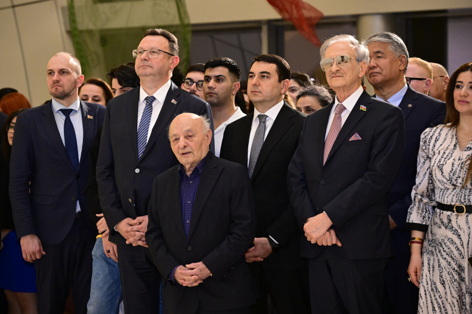 "The Mystery of the Rose" exhibition by sculptor Andrey Ostashov opens at Heydar Aliyev Center (PHOTO)