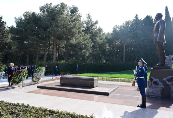 Russian Federation Council Chairperson pays tribute to Great Leader Heydar Aliyev's tomb (PHOTO)