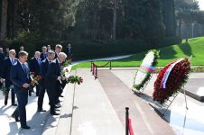 Russian Federation Council Chairperson pays tribute to Great Leader Heydar Aliyev's tomb (PHOTO)