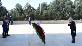 Russian Federation Council Chair visits Alley of Martyrs in Azerbaijan's Baku (PHOTO)