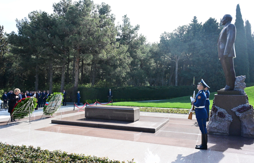 Russian Federation Council Chairperson pays tribute to Great Leader Heydar Aliyev's tomb (PHOTO)