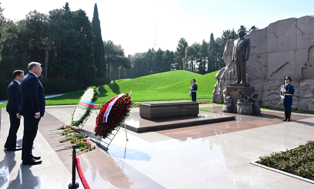 Russian Federation Council Chairperson pays tribute to Great Leader Heydar Aliyev's tomb (PHOTO)