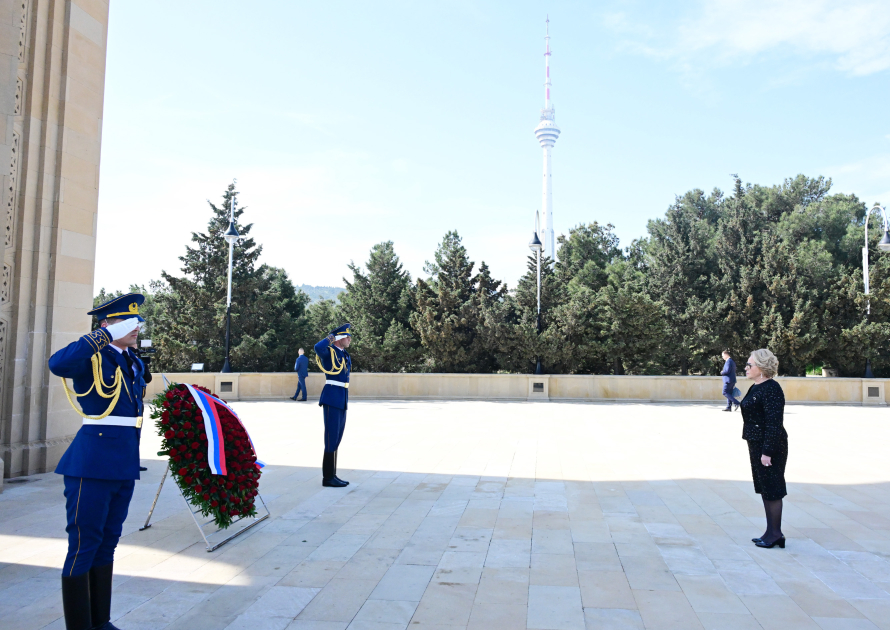 Russian Federation Council Chair visits Alley of Martyrs in Azerbaijan's Baku (PHOTO)