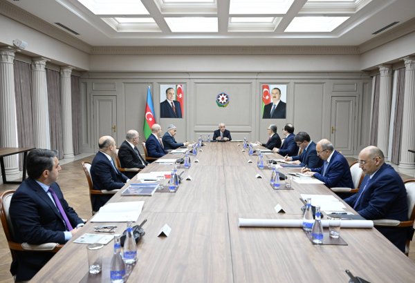 Azerbaijani PM leads meeting on emergency housing issues (PHOTO)