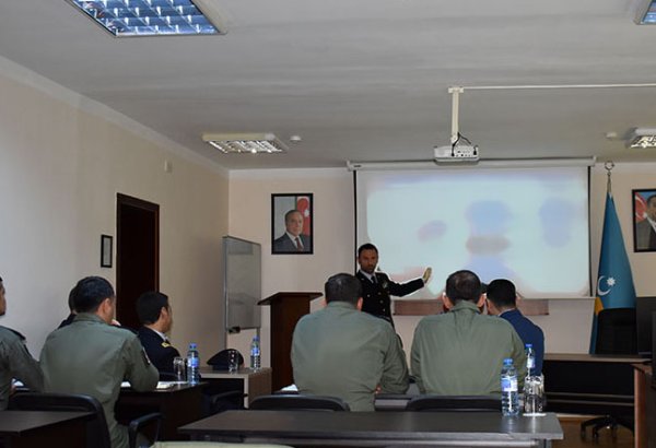 Azerbaijani, Italian military pilots hold key expert meeting (PHOTO)