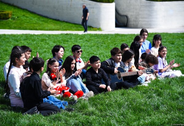 Exploring Heydar Aliyev Center Park - local favorite for leisure and art (PHOTO)