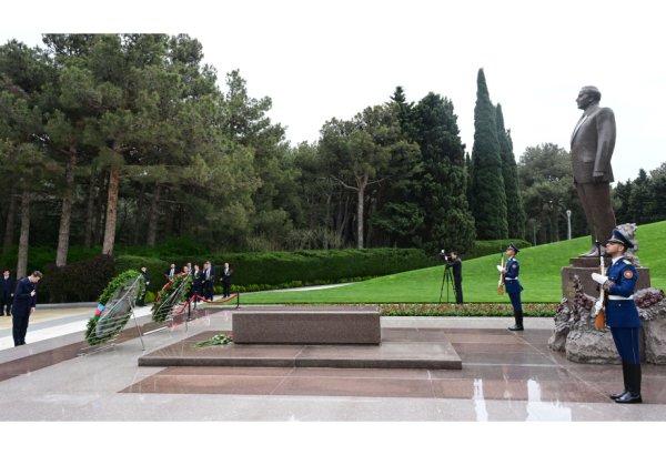 Romanian parliament delegation pays tribute to National Leader Heydar Aliyev