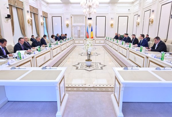 Azerbaijani Parliament head views nation's hot issues with Romanian counterpart  (PHOTO)