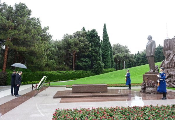 Georgian President visits grave of Great Leader Heydar Aliyev (PHOTO)