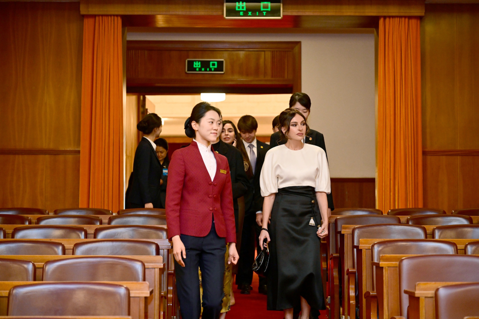 First Lady Mehriban Aliyeva, her daughter Leyla Aliyeva, other family members visit Great Hall of the People in Beijing (PHOTO)