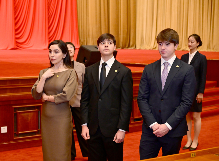 First Lady Mehriban Aliyeva, her daughter Leyla Aliyeva, other family members visit Great Hall of the People in Beijing (PHOTO)