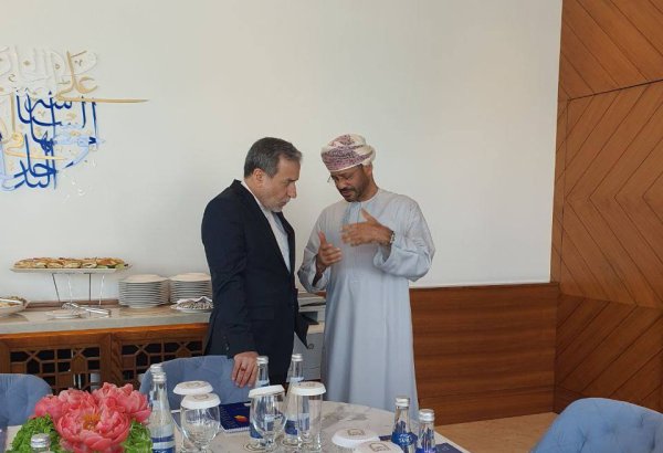 Iranian FM exchanges views with Omani counterpart ahead of nuclear talks